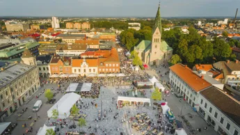 DJI 0095 Kyrkan Och Torget Vårtskövde.