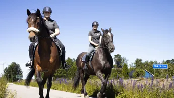 240611 Karin Och Linn Rider MG 2422.