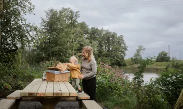 Forshalls Naturpark Mamma Och Barn Kikar I Picknickkorg.