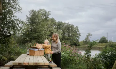 Forshalls Naturpark Mamma Och Barn Kikar I Picknickkorg.