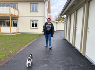 Anna Magnusson På Promenad Med Hunden Utanför Hemmet.