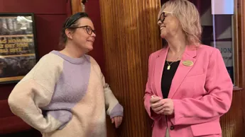 Erika Olsson, Projektledare Göteborg Film Festival, Och Kultur Och Fritidschef Nettan Larsson Inne I Biograf Stjärnans Lokaler I Nossebro.